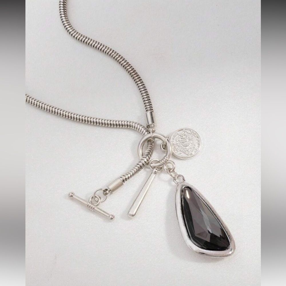 Elegant Silver Pendant Necklace A1438